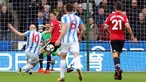 Gelandang Huddersfield, Aaron Mooy melakukan tendangan yang akhirnya berbuah gol saat pertandingan melawan Manchester United dalam Liga Inggris di stadion John Smith di Huddersfield (21/10). Huddersfield menang 2-1 atas MU. (Nigel French / PA via AP)