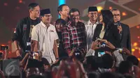 Para paslon berkumpul untuk berpose bersama usai Debat Pilgub DKI 2017 putaran kedua, Jakarta, Jumat (27/1). (Liputan6.com/Faizal Fanani)