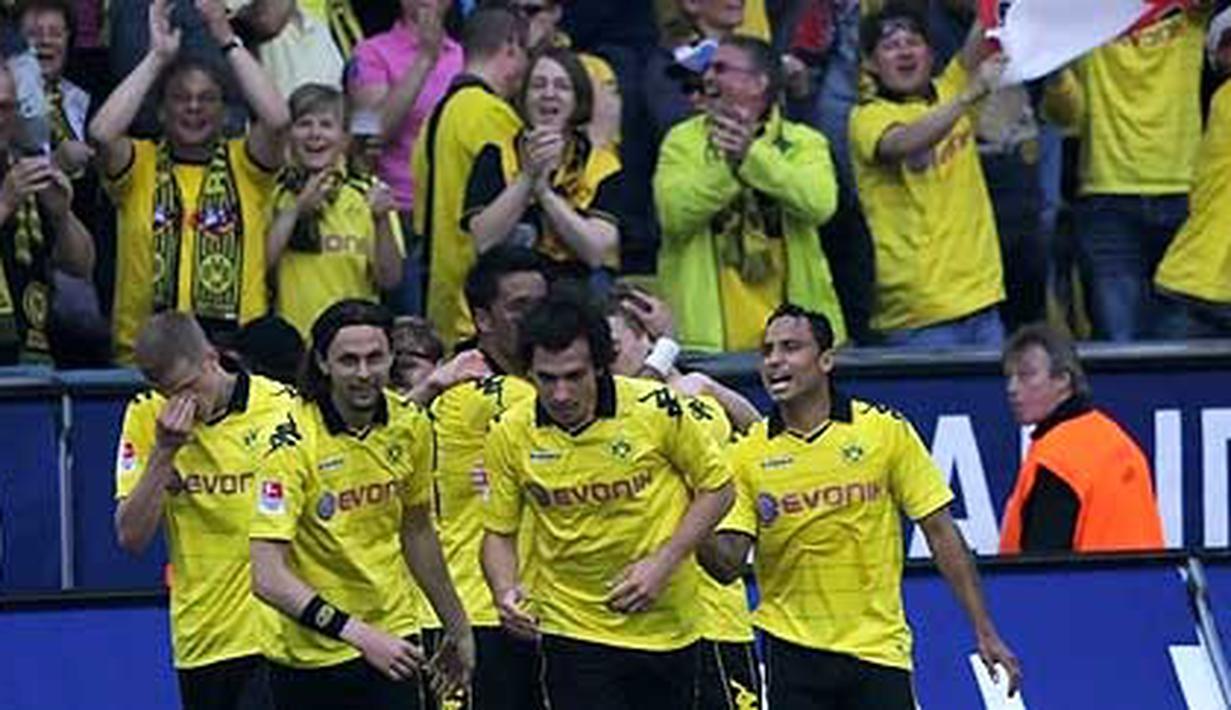 Para pemain Borussia Dortmund merayakan gol Lucas Barrios yang menjadi gol pertama dari keunggulan 2-0 atas Nurnberg pada lanjutan Bundesliga di Signal iduna Park, 30 April 2011. AFP PHOTO/PATRIK STOLLARZ