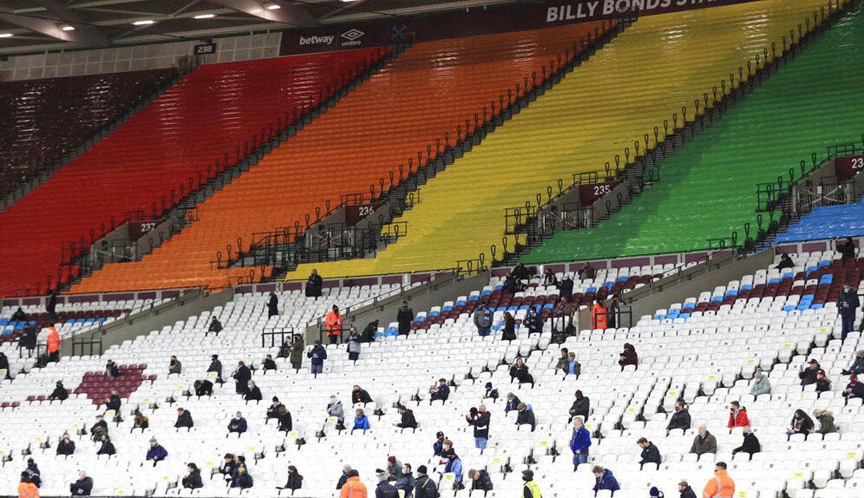 PENONTON DI STADION HARUS BERJARAK: Suasana tribun saat pertandingan antara West Ham United melawan Manchester United di Stadion London, Sabtu (5/12/2020). Saat menyaksikan laga di stadion para suporter harus menjaga jarak satu sama lain. (Adam Davy / Pool via AP)