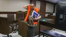 Mantan narapidana kasus suap penanganan perkara di lingkungan Mahkamah Agung (MA), Nurhadi, berjalan usai mengikuti sidang di Pengadilan Tindak Pidana Korupsi (Tipikor), Jakarta, Selasa (18/11/2025). Nurhadi, mantan narapidana kasus suap penanganan perkara di lingkungan Mahkamah Agung (MA), kembali didakwa atas dugaan tindak pidana korupsi dan tindak pidana pencucian uang (TPPU). (merdeka.com/Arie Basuki)