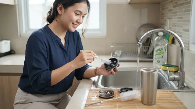 Cara Menghilangkan Noda Teh yang Menempel di Dasar Tumbler