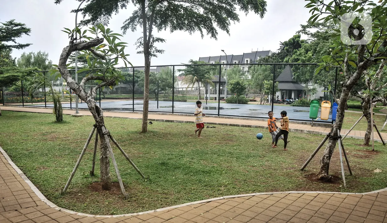 Anak-anak bermain bola di Taman Maju Bersama (TMB) Panjang Cipedak, Jagakarsa, Jakarta Selatan, Rabu (26/1/2022). Pemprov DKI Jakarta menargetkan pada 2022 akan membangun TMB di 31 lokasi di Jakarta sesuai dengan amanat UU Nomor 26 Tahun 2007 tentang Penataan Ruang. (merdeka.com/Iqbal S. Nugroho)
