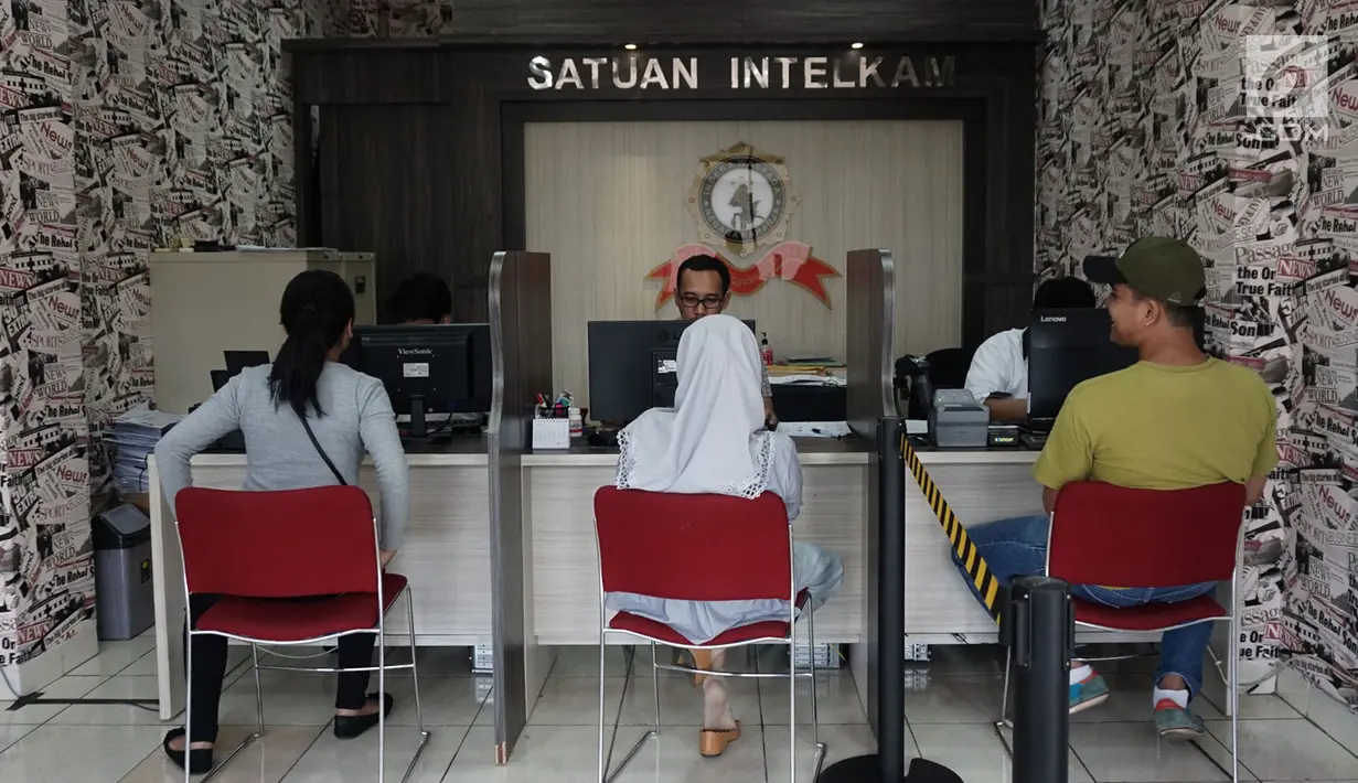 Warga menunggu pembuatan Surat Keterangan Catatan Kepolisian (SKCK) di Mapolres Tangerang Selatan, Banten, Kamis (5/7). Mapolres Tangerang Selatan membuat perpustakaan mini untuk masyarakat yang sedang menunggu pembuatan SKCK. (Merdeka.com/Arie Basuki)