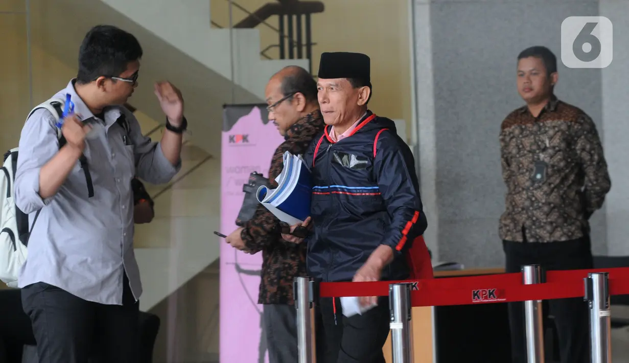 Anggota Badan Pemeriksa Keuangan Rizal Djalil (tengah) usai menjalani pemeriksaan di Gedung KPK, Jakarta, Rabu (9/10/2019). Rizal diperiksa sebagai tersangka terkait kasus dugaan suap proyek pembangunan Sistem Penyediaan Air Minum (SPAM) di Kementerian PUPR. (merdeka.com/Dwi Narwoko)