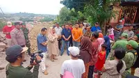 Wali kota Semarang berdialog dengan warga lokasi longsor di Sendangmulyo, Tembalang. Foto: Liputan6.com/felek wahyu&nbsp;