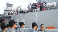 KRI Sultan Nuku Evakuasi Korban Letusan Gunung Rokatenda