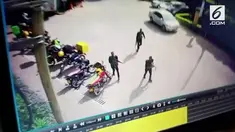Rekaman kamera keamanan menunjukkan detik-detik pria bersenjata memasuki hotel di Kenya. Kelompok Al Shahab mengklaim sebagai pelaku serangan.