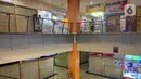 Suasana sepi diantara kios yang tutup di Roxy Square, Jakarta, Jumat (3/9/2021). Kios-kios di pusat perbelanjaan ternama mulai banyak yang masuk daftar lelang. Kondisi itu terjadi karena produktivitas pelaku usaha menurun akibat pandemi. (Liputan6.com/Faizal Fanani)