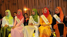 Para finalis puteri muslimah Indonesia 2014 saat konferensi pers perayaan Konser Raya 20 Tahun Indosiar di SCTV Tower, Senayan, Jakarta, Senin (5/1/2015). (Liputan6.com/Faisal R Syam)