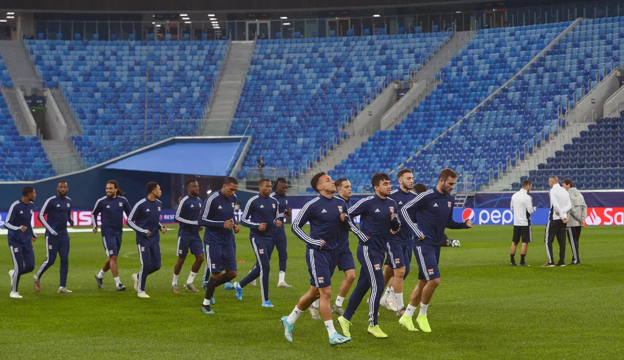 Para pemain Lyon berlatih jelang menghadapi Zenit pada matchday kelima Grup G Liga Champions di Gazprom Arena, Saint Petersburg, Rusia, Selasa (26/11/2019). Lyon akan menghadapi Zenit di Saint-Petersburg Stadium. (Olga MALTSEVA/AFP)