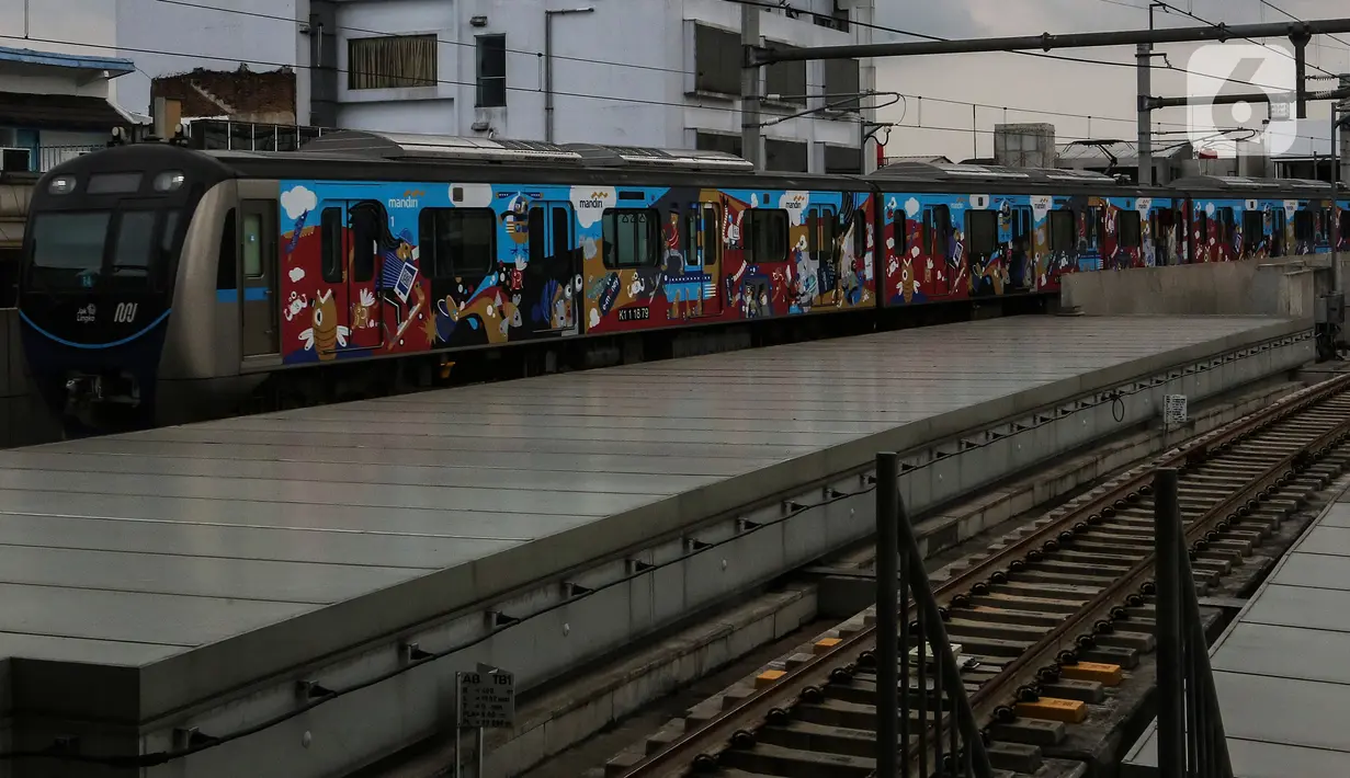 <p>Sebuah kereta MRT berhenti di stasiun kawasan Blok M, Jakarta, Rabu (10/3/2021). Kementerian Perhubungan berencana akan membangun MRT dan light rail transit (LRT) di lima kota yakni Bali, Bandung, Surabaya, Medan dan Makassar yang didanai lewat skema dana abadi Indonesia. (Liputan6.com/Johan Tallo)</p>