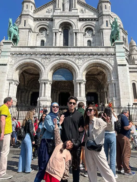 Pilihan outfit bergaya monokromatik atau satu warna bisa jadi inspirasi kita, nih. [Foto: @athallanoval7]