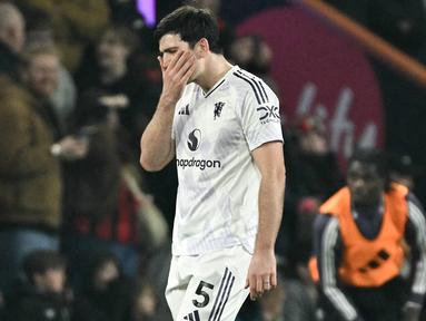 Ekspresi kekecewaan Harry Maguire diganjar kartu merah usai menjatuhkan pemain Bournemouth Evanilson di kotak penalti pada pertandingan pekan ke-31 Liga Inggris 2025/2026 di Vitality Stadium, Sabtu (21/03/2026) dini hari WIB. (AFP/Glyn Kirk)