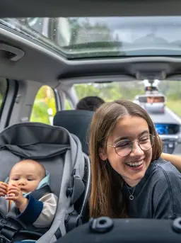 Road trip bersama balita bisa menjadi pengalaman menyenangkan bagi keluarga jika direncanakan dengan baik. (Foto/Dok: Magnific)