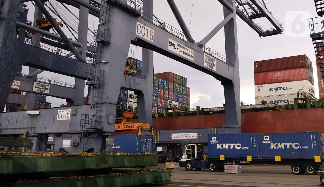 Suasana aktivitas bongkar muat peti kemas di Pelabuhan Tanjung Priok, Jakarta Utara, Rabu (16/6/2021). Badan Pusat Statistik (BPS) mencatat neraca perdagangan Indonesia pada bulan Mei 2021 kembali surplus sebesar USD 2,36 miliar dan menjadi tertinggi sepanjang tahun 2021. (Liputan6.com/Johan Tallo)