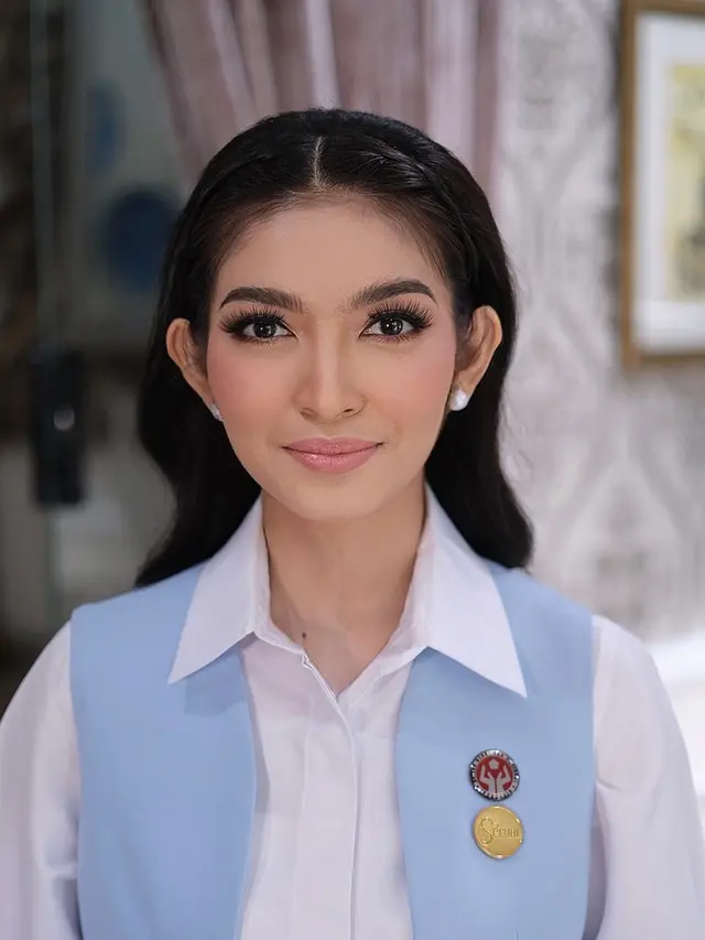 Gaya Terbaru Selvi Ananda Pakai Behel, Riasan Soft Glam-nya Bikin Pangling