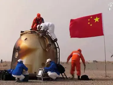 Tangkapan layar menunjukkan kapsul pesawat ruang angkasa Shenzhou-13 yang membawa tiga astronot China setelah kembali ke bumi di Mongolia Dalam, China, 16 April 2022. (CCTV/AFP)