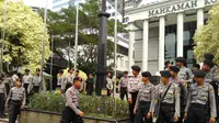 Sekitar lebih dari 200 personil aparat kepolisian sudah berjaga-jaga di depan Gedung MK. (Foto:Fiki Ariyanti/Liputan6.com)