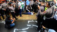 Polda Metro Jaya melakukan rekonstruksi ulang kasus kecelakaan yang menewaskan mahasiswa Universitas Indonesia (UI), M Hasya Attalah Syahputra (18), di Jalan Srengseng Sawah, Jagakarsa, Jakarta, Kamis (2/2/2023). Tampak sejumlah polisi sabhara dikerahkan di lokasi kecelakaan Hasya, tepat di kawasan Srengseng Sawah. (merdeka.com/Arie Basuki)