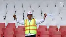 Menpora Imam Nahrawi mengepalkan tangan saat meninjau perkembangan renovasi Stadion Utama GBK dari bangku penonton, Jakarta, Selasa (8/8). Saat ini, renovasi telah mencapai 80% dan ditargetkan rampung akhir 2017. (Liputan6.com/Helmi Fithriansyah)