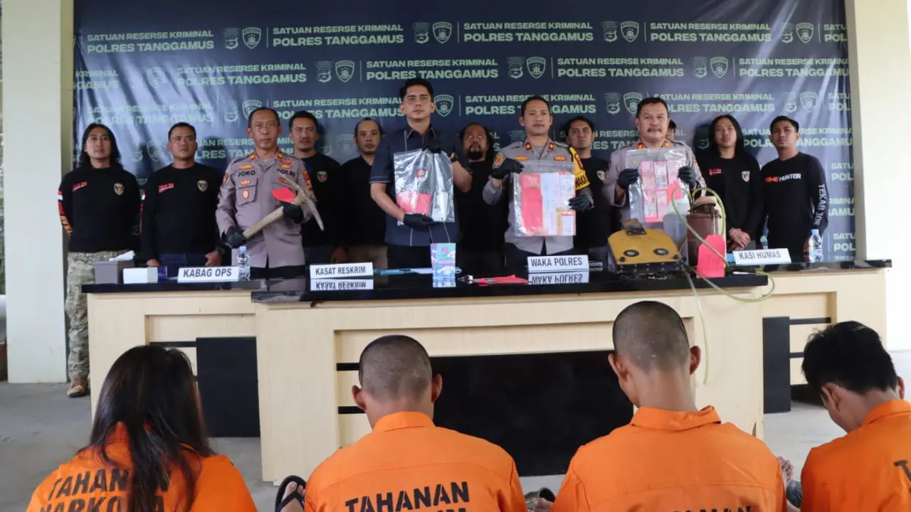 Polisi ringkus lima pelaku yang terlibat dalam kasus pencurian emas milik pengacara di Tanggamus. Foto : (Istimewa).