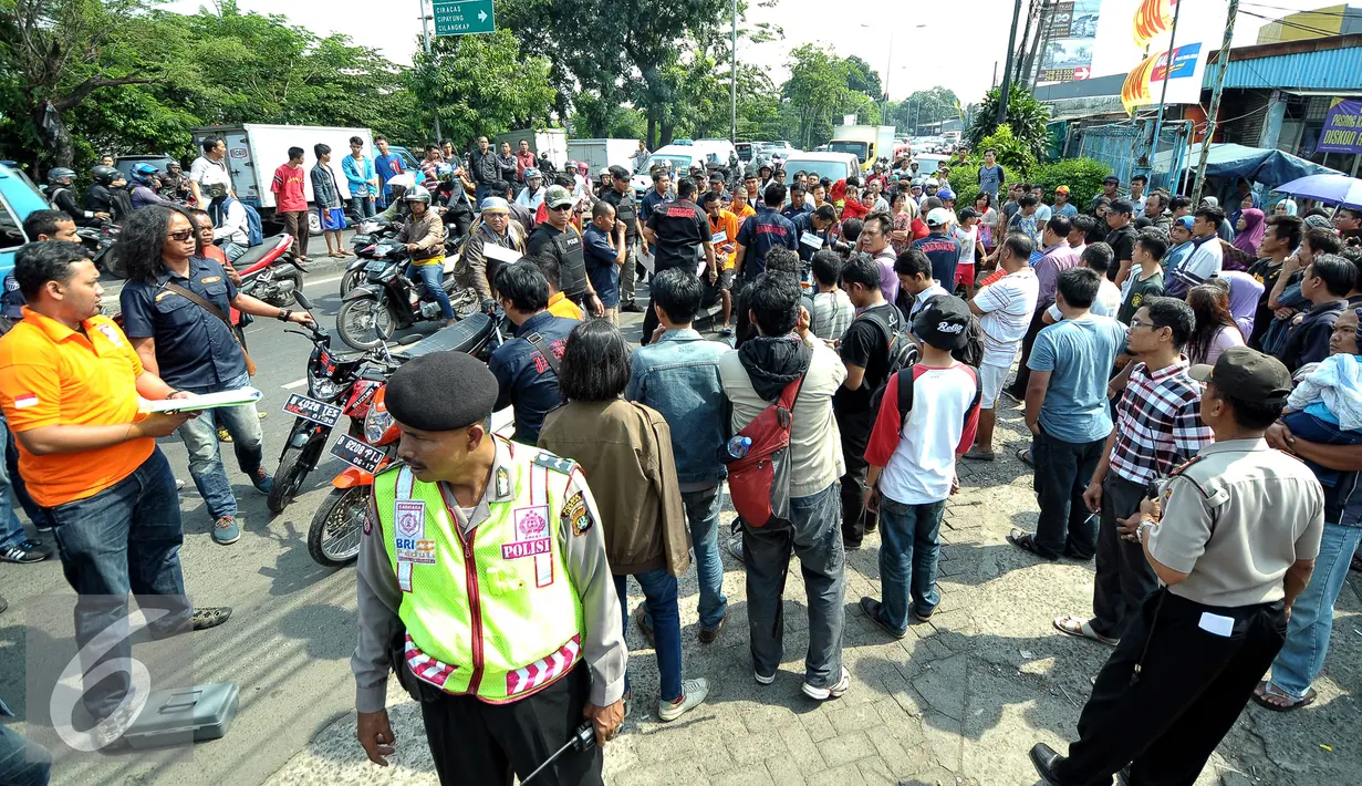 Warga  yang ingin menyaksikan dari dekat langsung memadati lokasi rekonstruksi penembakkan bos beras yang digelar Jatanras Polda Metro Jaya, Jakarta, Kamis (17/6/2015). Tujuh orang pelaku memperagakan 20 adegan rekonstruksi. (Liputan6.com/Yoppy Renato)