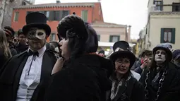 Seorang wanita mengenakan kostum dan atribut seperti zombie ikut memeriahkan pembukaan Carnival of Venice 2017, Italia (11/2). Karnaval ini akan berlangsung hingga 28 Februari di pusat kota Venesia, Italia. (AFP/Marco Bertorello)