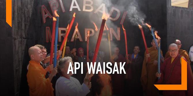 VIDEO: Biksu Lakukan Ritual Pengambilan Api Waisak