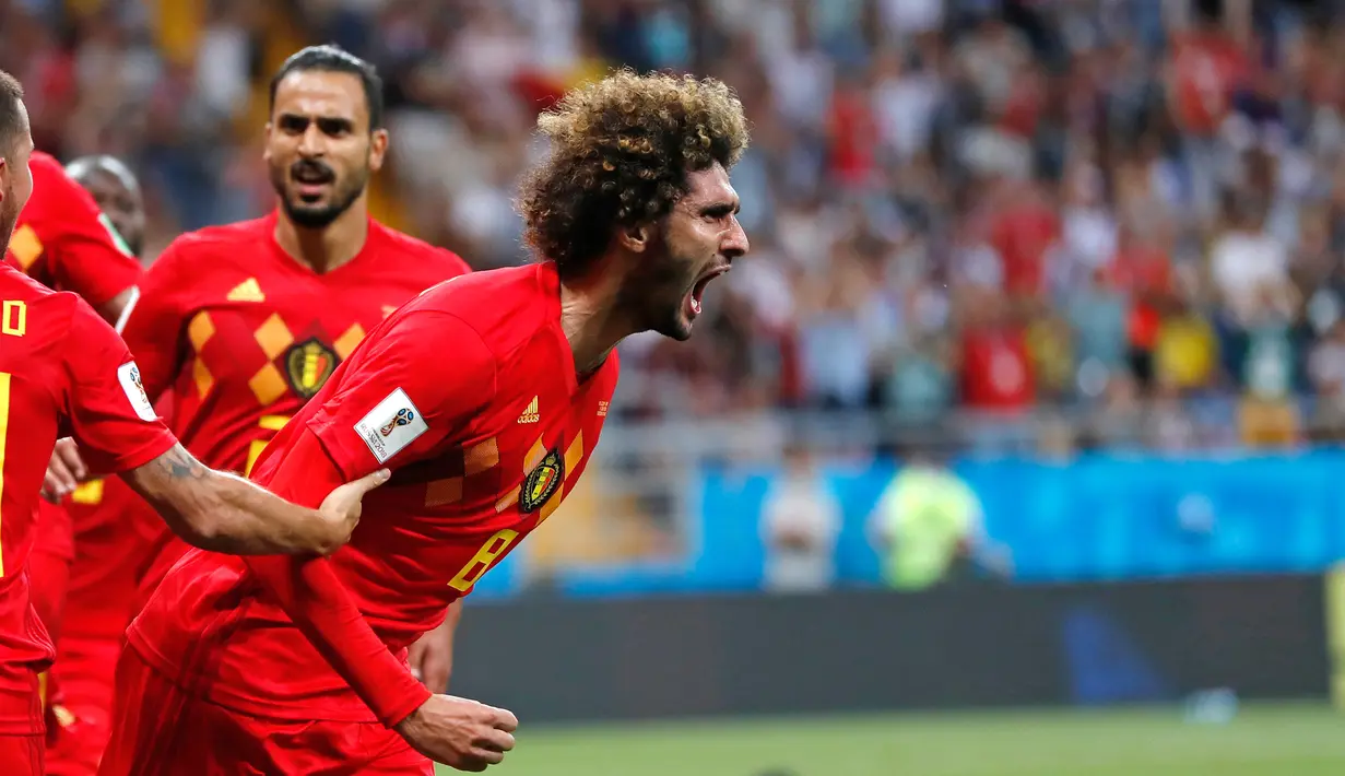 Pemain timnas Belgia, Marouane Fellaini berselebrasi setelah mencetak gol kedua timnya pada 16 besar Piala Dunia 2018 di Rostov Arena, Selasa (3/7). Belgia melaju ke perempat final setelah meraih kemenangan dramatis 3-2 atas Jepang. (AP/Natacha Pisarenko)