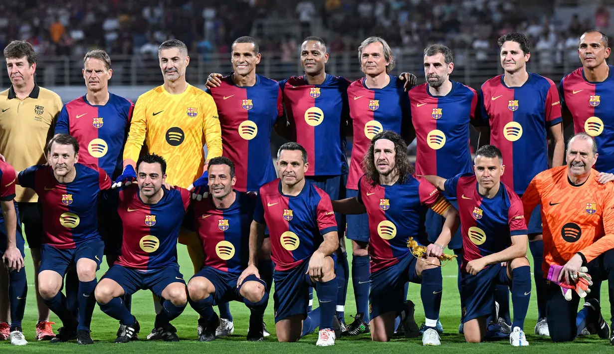 Pelatih Timnas Indonesia, Patrick Kluivert (tengah) berfoto bersama dengan para legenda Barcelona dalam laga persahabatan melawan legenda Real Madrid yang berlangsung di DY Patil Stadium, Navi Mumbai, India. (AFP/Punit Paranjpe)