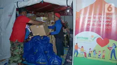 Relawan QNET mendistribusikan bantuan makanan kepada warga terdampak erupsi Gunung Semeru di Kabupaten Lumajang, Jawa Timur (25/12/2021). Bantuan ini merupakan perwujudan filosofi yang diusung QNET, Raise Yourself To Help Mankind (RYTHM). (Liputan6.com/HO/QNET)