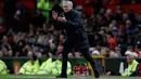 Pelatih MU, Jose Mourinho mengintruksikan para pemainnya saat berhadapan dengan Sunderland pada pertandingan Liga Inggris di Old Trafford, (26/12).MU menang atas Sunderland dengan skror 3-1. (Reuters/Phil Noble)