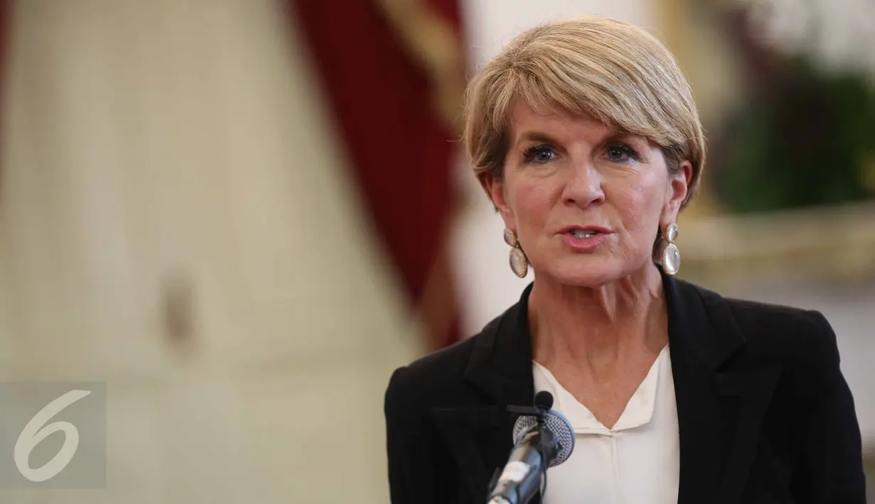 Menlu Australia Julie Bishop memberikan keterangan usai melakukan pertemuan dengan Presiden Jokowi di Istana Merdeka, Jakarta, Rabu (26/10). Pertemuan Jokowi dan Menlu Australia berlangsung ‎tertutup di salah satu ruangan. (Liputan6.com/Faizal Fanani)