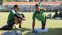 Gelandang Persebaya Surabaya, Raphael Maitimo, kembali mengalami cedera, dan menjalani latihan terpisah di Stadion Jenggolo, Sidoarjo, Jumat (7/9/2018) pagi WIB. (Bola.com/Aditya Wany)