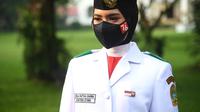 Paskibraka Ardelia Muthia Zahwa yang merupakan perwakilan dari Provinsi Sumatera Utara terpilih sebagai pembawa Bendera Merah Putih dalam Upacara Peringatan Detik-Detik Proklamasi Kemerdekaan Republik Indonesia di Istana Merdeka Jakarta, Selasa (17/8/2021). (Biro Pers Sekretariat Presiden)