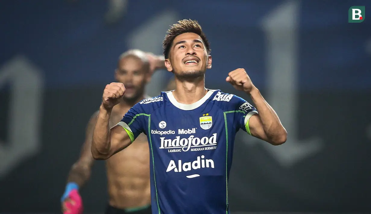 <p>Pemain Persib Bandung, Daisuke Sato merayakan kemenangan atas Bhayangkara FC pada laga lanjutan BRI Liga 1 2022/2023 antara Persib Bandung melawan Bhayangkara FC di Stadion Pakansari, Bogor, Jumat (24/03/2023). (Bola.com/Bagaskara Lazuardi)</p>