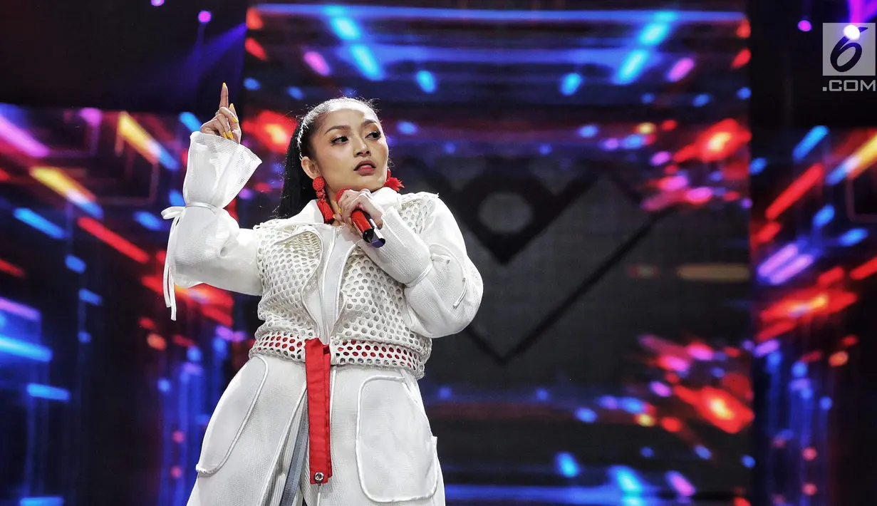 Aksi panggung penyanyi Siti Badriah tampil dalam malam puncak Hut SCTV ke-28 di ICE BSD, Tangerang, Jumat (24/8). Dalam penampilannya mereka membawakan lagu berjudul "Lagi Syantik". (Liputan6.com/Faizal Fanani)