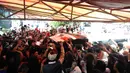 Ribuan orang berbondong-bondong mengangkat keranda jenazah Olga Syahputra, Jakarta, Sabtu (28/3/2015). Rencananya Olga akan disalatkan di masjid dekat rumahnya(Liputan6.com/Fachrur Rozie)