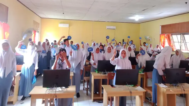 Kemenkominfo meberikan pelatihan anak-anak dan remaja timur Indonesia khususnya Papua-Maluku terhadap media digital atau media sosial tentang Menjadi Warga Digital yang Cakap, Beretika, dan Berdaya.