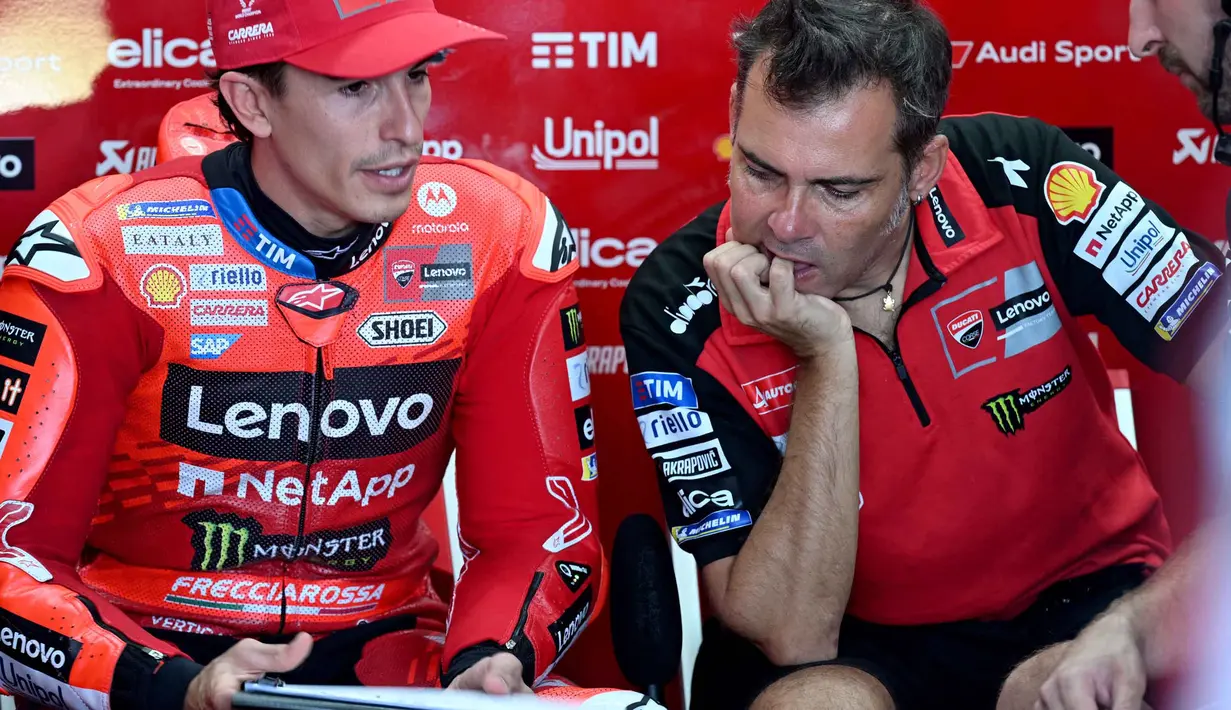 Meski status Juara Dunia MotoGP 2025 sudah menjadi milik Marc Marquez, namun balapan di Sirkuit Internasional Mandalika, Nusa Tenggara Barat, diprediksi akan berjalan seru. Tampak dalam foto, pembalap MotoGP Spanyol dari Tim Ducati Lenovo, Marc Marquez (kiri), bersiap untuk sesi latihan bebas jelang MotoGP Grand Prix Indonesia di Sirkuit Internasional Mandalika, Nusa Tenggara Barat, pada 3 Oktober 2025. (SONNY TUMBELAKA/AFP)