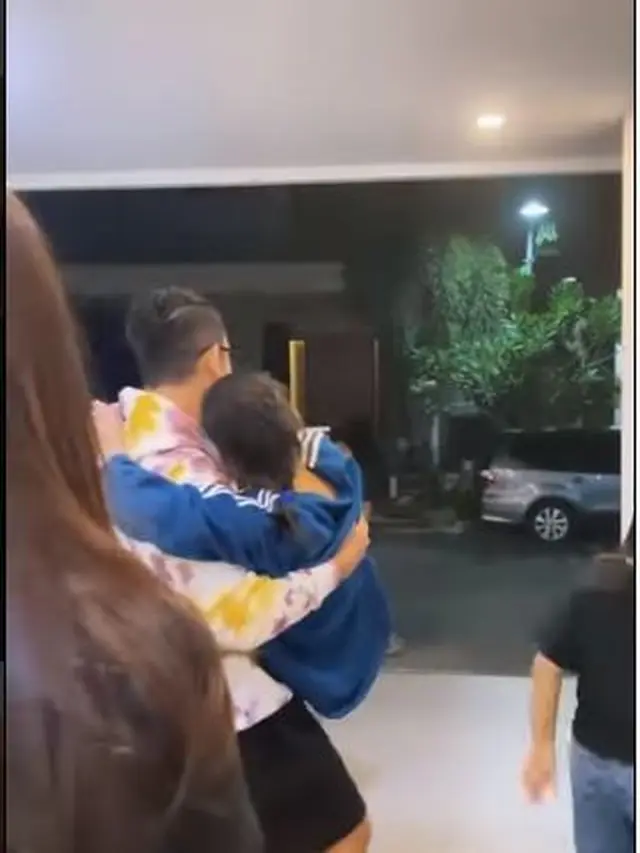 Bertemu Kemarin Malam, Ini 6 Momen Kenangan Laura Anna dan Denny Sumargo