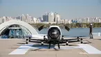 Kendaraan udara otonomos EHang 216, yang diproduksi oleh perusahaan Ehang China, di sebuah platform di Taman Yeouido Hangang di Seoul, Korea Selatan (11/11/2020). (Xinhua/Wang Jingqiang)