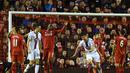 Pemain Crystal Palace Scott Dann(tiga kanan) mencetak gol pada lanjutan Liga Premier Inggris di Stadion Anfield, Liverpool, Inggris, Minggu(8/11/2015) WIB.  (AFP Photo/Paul Ellis)