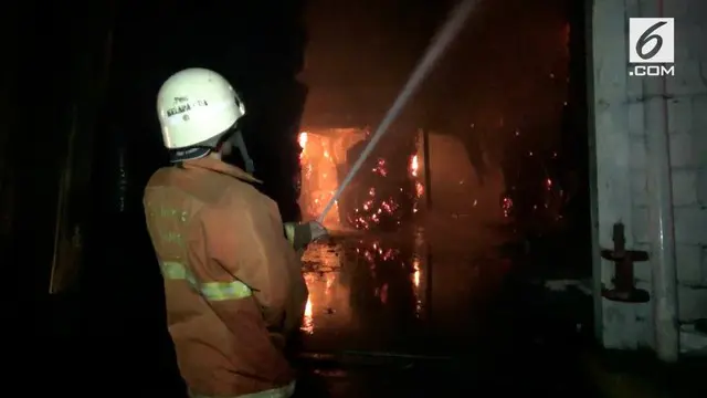 Kamis malam sebuah pabrik karton terbakar akibat korseleting listrik.