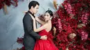 Hubungan asmara itu sebentar lagi sampai ke pelaminan. Sebuah pemotretan prewedding pun dilakoni. Dalam pemotretan itu, Glenca tampak cantik kenakan gaun merah. Gaun yang didesain merekah dengan aksen tumpuk itu membuatnya terlihat bak putri. (Liputan6.com/IG/@fdphotography90)