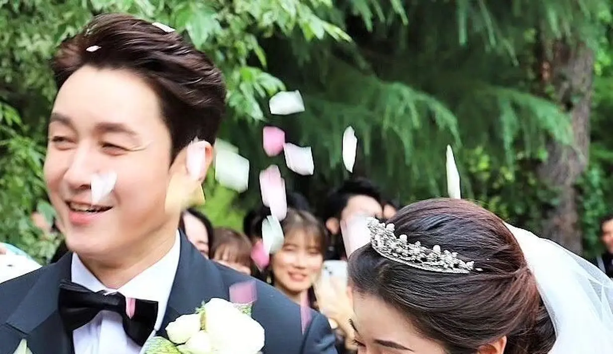 Beberapa potret menunjukkan Shim Hyung Tak mengenakan setelan jas pengantin pria. Ia mengenakan setelan jas hitam serasi dengan celana panjangnya, dikombinasikan dengan kemeja putih, dasi kupu-kupu hitam, dan buket bunga kecil yang disematkannya di kantung salah satu dadanya. [Foto: Instagram/tak9988]