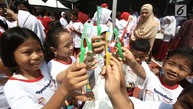 Cegah Karies, Siswa SD Ikuti Gosok Gigi Massal