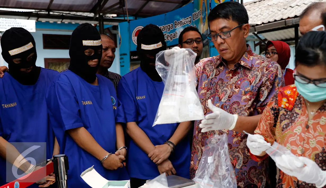 Badan Narkotika Nasional (BNN) kembali memusnahkan barang bukti narkotik jenis sabu sebanyak 5,3 kilogram, Jakarta, Selasa (13/10/2015). Pemusnahan ini digelar di lapangan parkir menggunakan mesin incinerator. (Liputan6.com/Yoppy Renato)