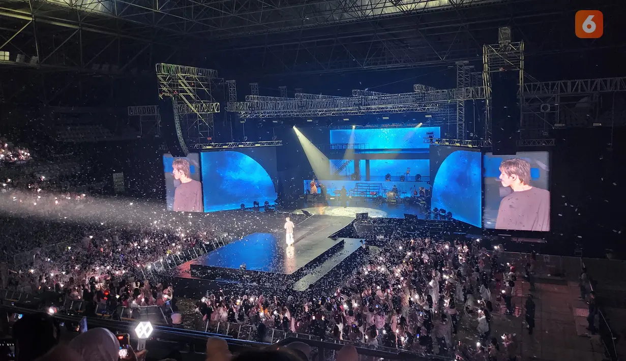 Suho memastikan fans yang nonton konsernya sudah dapat izin dari orangtua. "Udah bilang ke ibu belum mau ke sini? Udah izin belum? Belum ya? Kan udah 10 tahun jadi EXO-L, kok belum jujur sih?" tuturnya. (Foto: Zulfa Ayu Sundari/ Liputan6.com)
